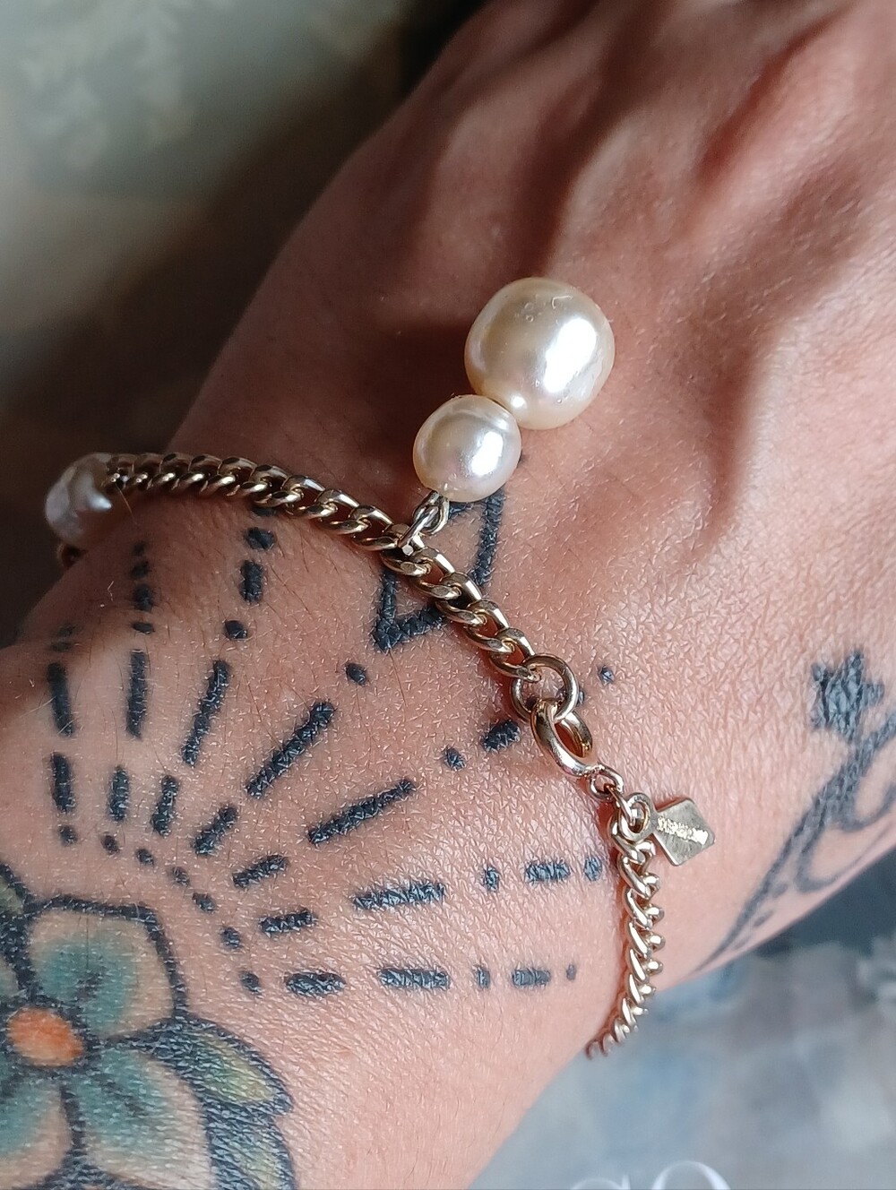 Vintage Sarah Coventry Gold Tone Faux Glass Pearl Charm Bracelet ✨️
